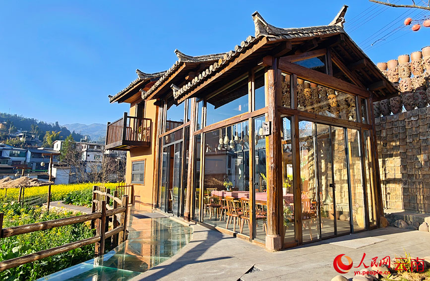 油菜花田中的民宿。人民网 尹馨摄