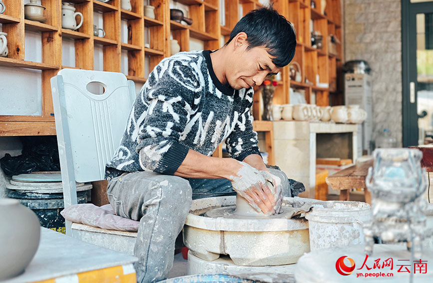 村民在家中制作陶器。人民网 尹馨摄