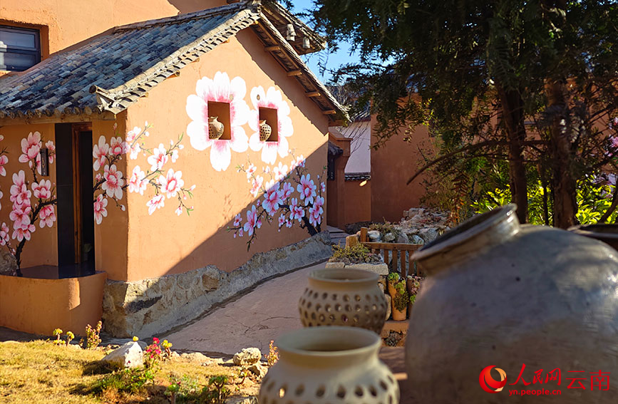 陶器元素在碗窑村中随处可见。人民网 尹馨摄