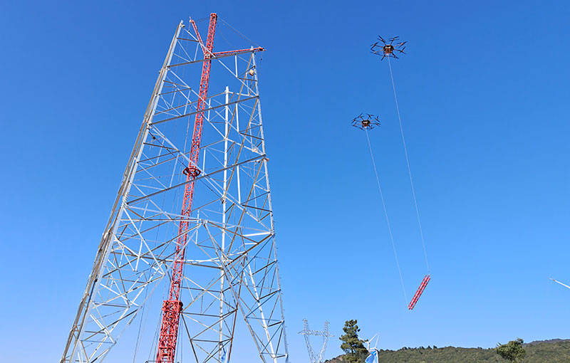 曲靖供电局运用无人机吊运塔材。张伟荣摄