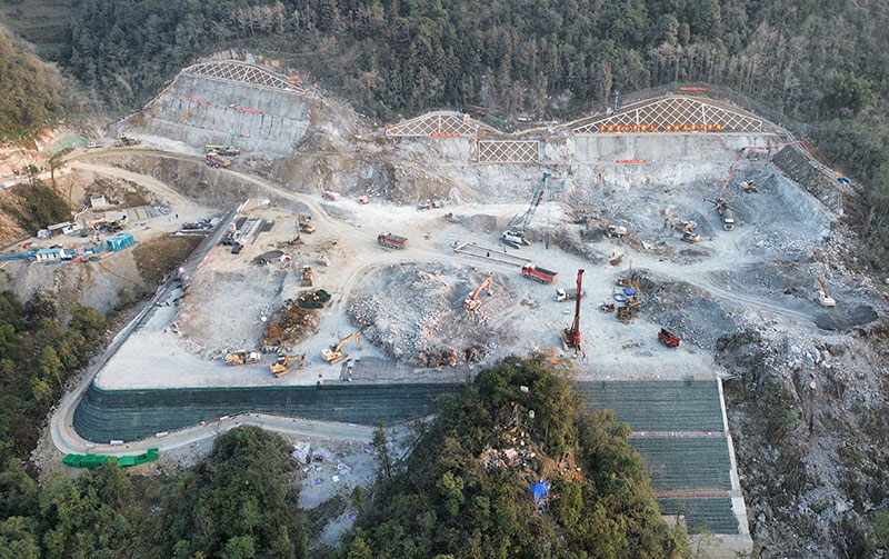 220千伏启程输变电工程施工现场。王堃摄