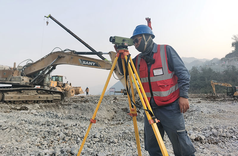 220千伏启程输变电工程施工现场。王堃摄