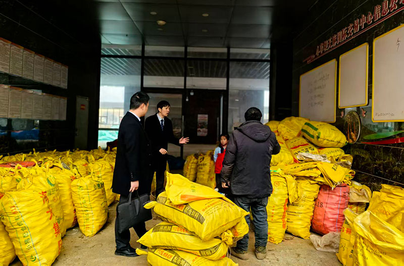 彝良支行客户经理深入市场开展贷前调查。邓建平摄