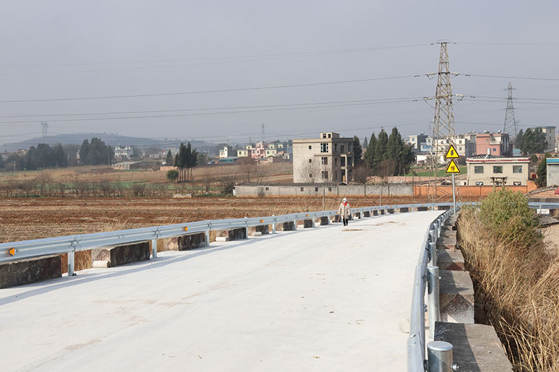 铁路上跨桥。