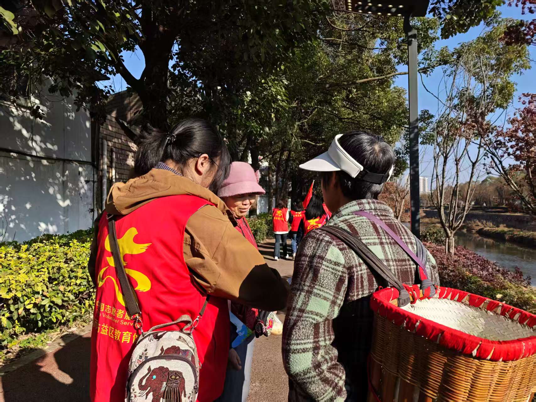 开展护河宣传活动。