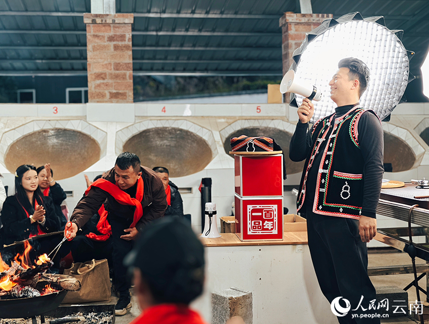 【2】杨金福现场抽取茶农出镜。人民网-尹馨摄