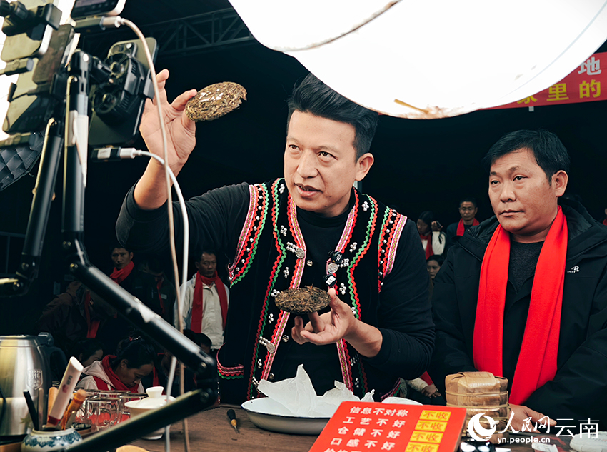 【5】茶农直播售茶。人民网-尹馨摄