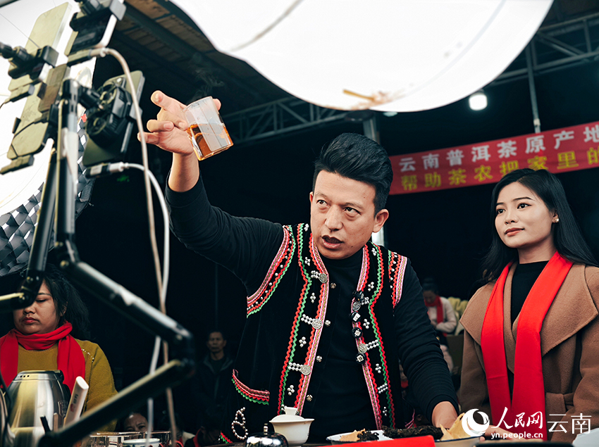 【6】现场泡茶展示汤色。人民网-尹馨摄