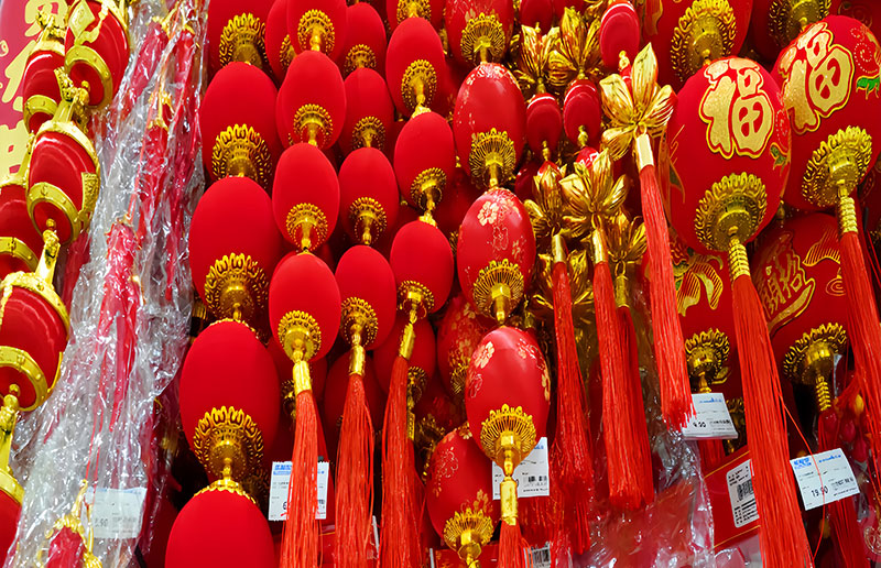 红灯笼高高挂。潘德能摄