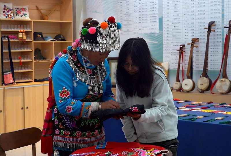 游客體驗刺繡。景東縣融媒體中心供圖