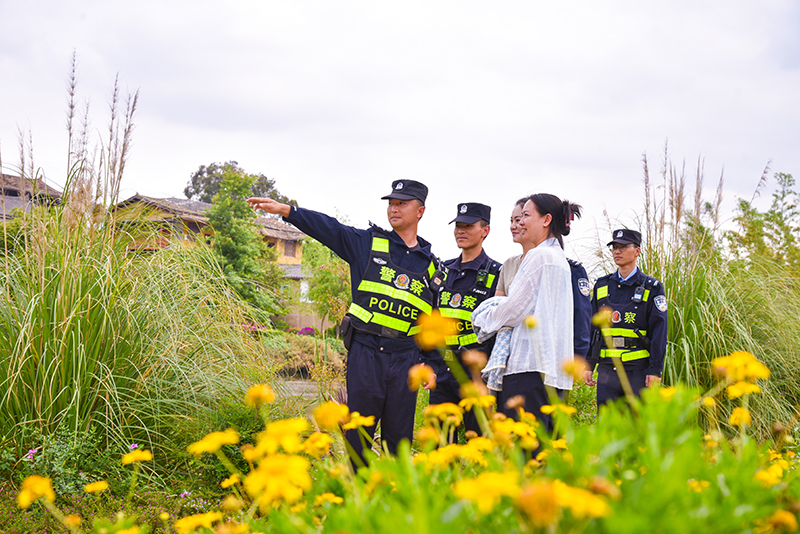 民警熱情為游客指路。