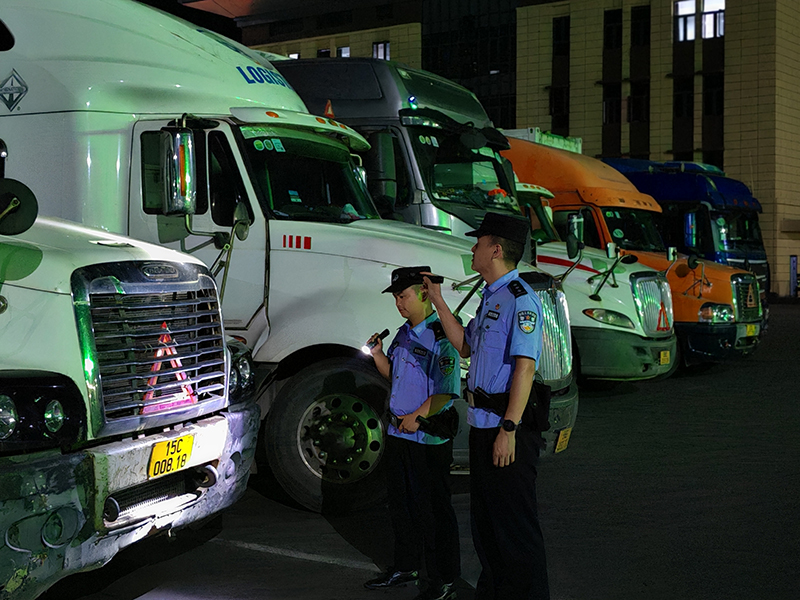 民警檢查出入境車輛。