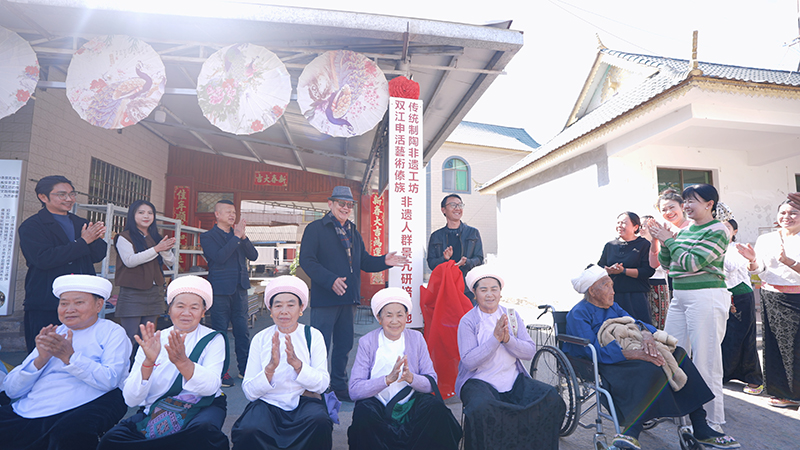 拍攝於2026年1月26日，在景亢組，申健宇特地邀請當地老人一起見証揭牌。他說，文化是代代相傳的接力。