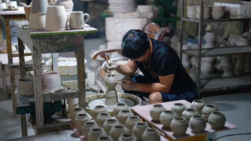 拍攝於2026年1月10日。申活陶藝館內，申健宇在制作土陶