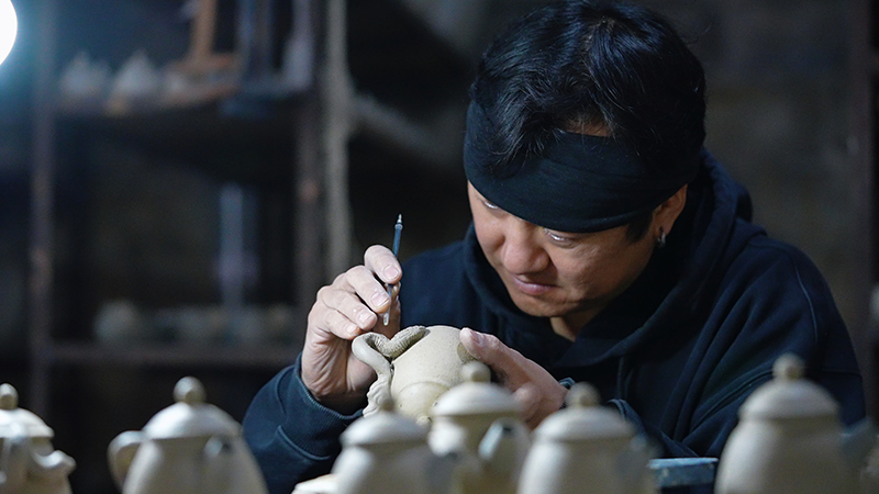 拍攝於2026年1月10日，申活陶藝館內。申健宇說，每一條紋理都需要投入絕對的專注
