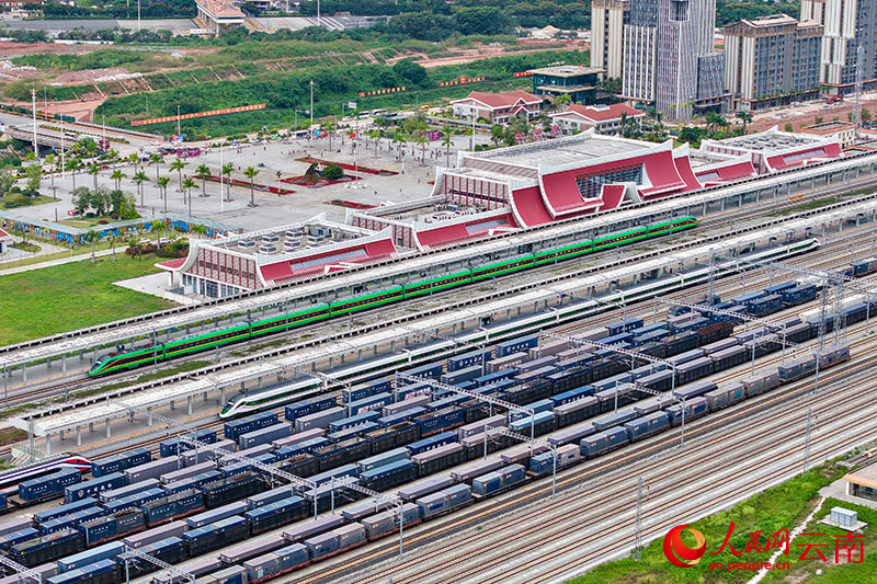 位于中老两国边境的磨憨铁路口岸，客货运输呈现一派繁忙景象。纳建博-摄