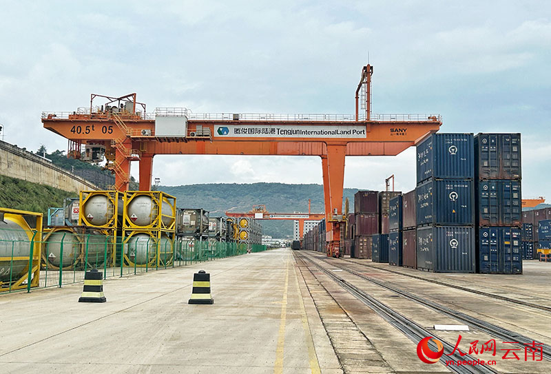 【4】腾俊国际陆港内堆放着即将在中老铁路中谊村站装车发运的化肥。人民网记者刘怡-摄