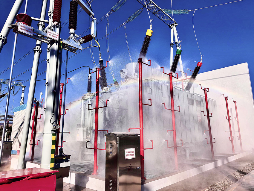 昆明供电局对220千伏樟木箐变电站新建主变开展喷淋试验。付家海摄