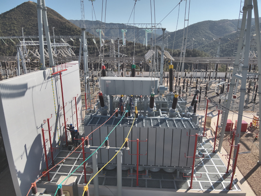 昆明供电局多专业人员在220千伏樟木箐变电站扩建主变工程开展验收工作。付加海摄