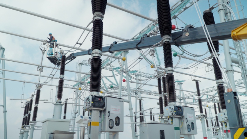 圖為工作人員正在開展變電站內設備安裝。