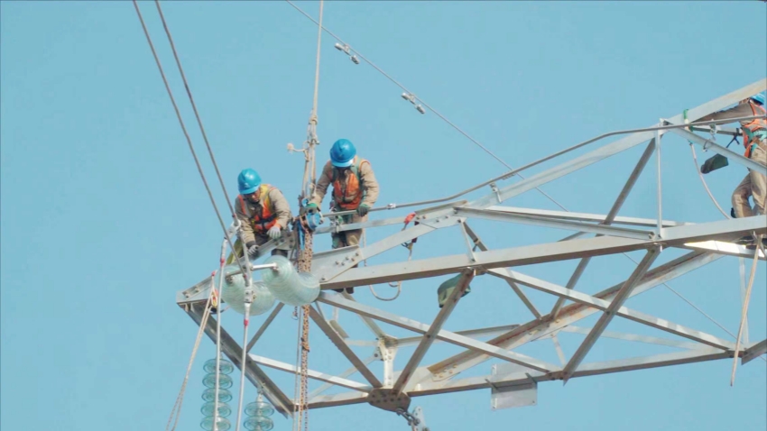 圖為工作人員正在開展線路建設。