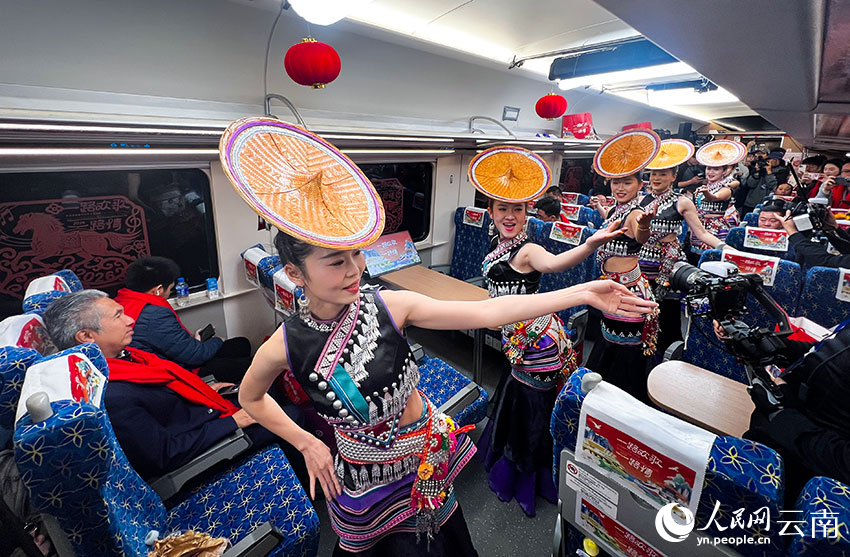 “一路欢歌一路情”中老铁路春节文化主题活动在中老铁路列车上举办。王一翔摄