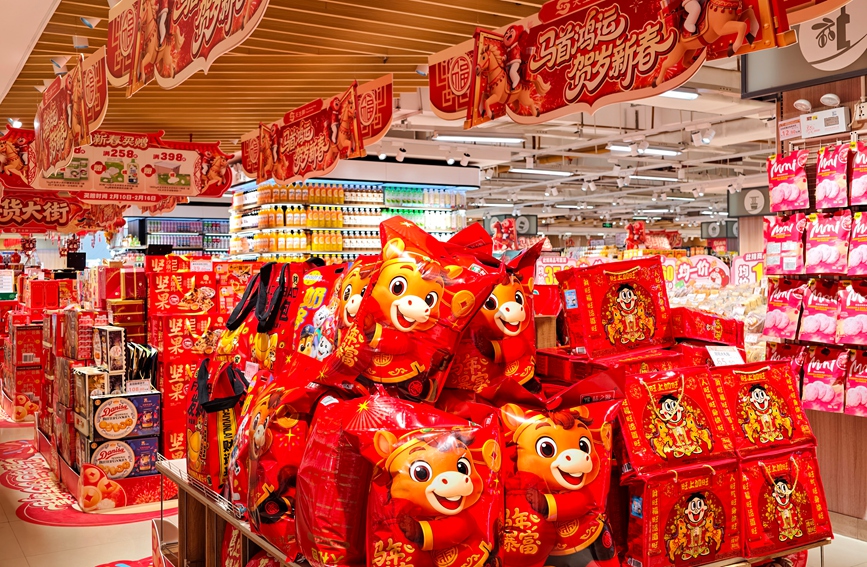 超市里的年货商品。刘梦星摄