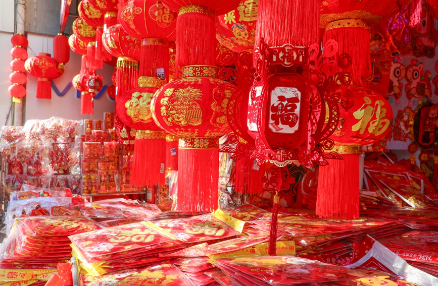 红彤彤的福字饰品。明配英摄