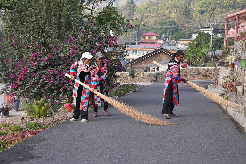 西盟縣力所鄉南亢村村民正在打掃衛生。陳龍汝男攝