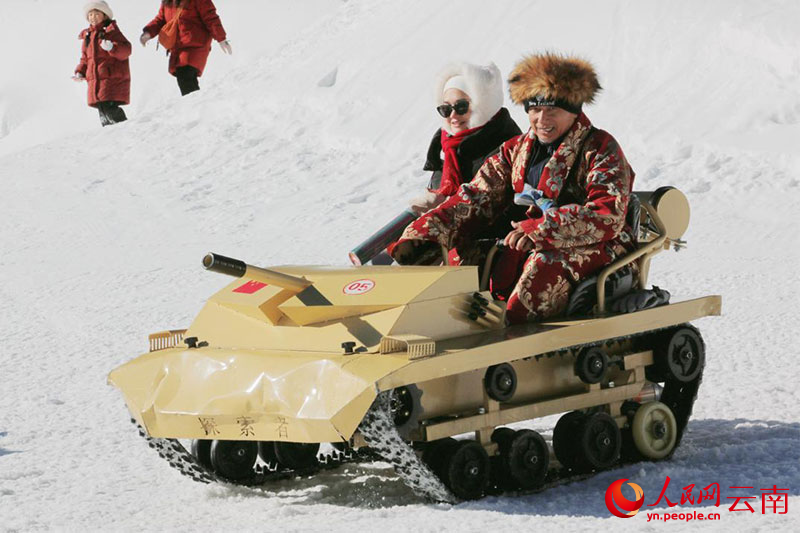 考察團在香格裡拉普達措嬉雪場體驗雪地坦克項目。朱相龍攝