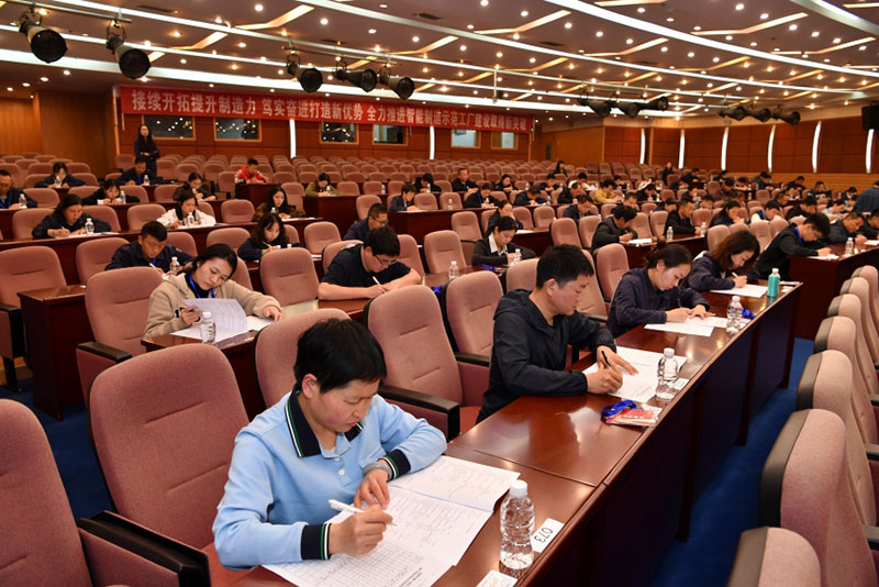 曲靖市第七届职工综合职业技能大赛烟叶评级员职业技能竞赛笔试现场。曲靖卷烟厂供图