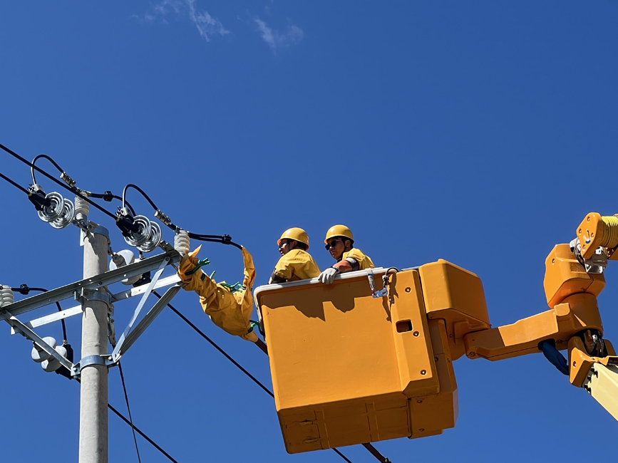 寧蒗供電局工作人員開展帶電作業。寧蒗供電局供圖jpg