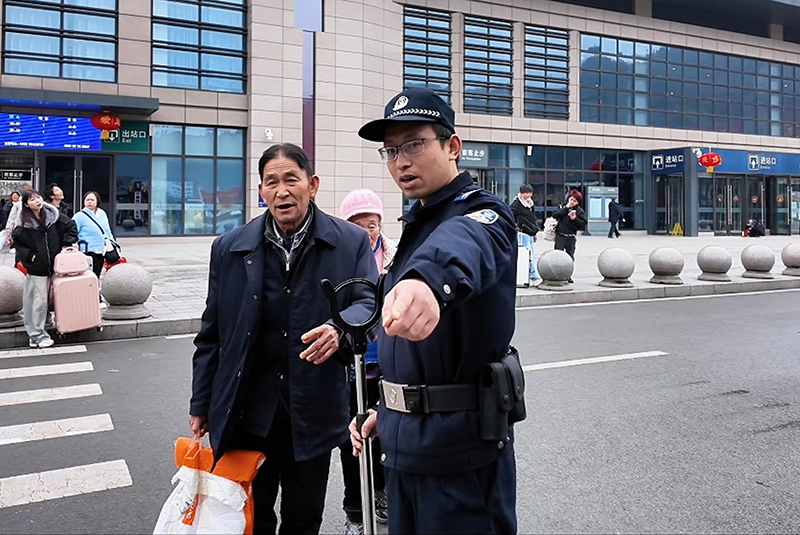 公安執勤人員正在為出乘客指路。