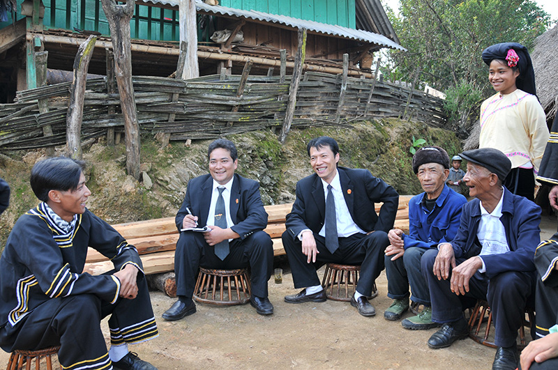 鮑衛忠（左二）生前到民族村寨普法釋法，了解群眾困難，傾聽群眾心聲。滄源法院供圖。