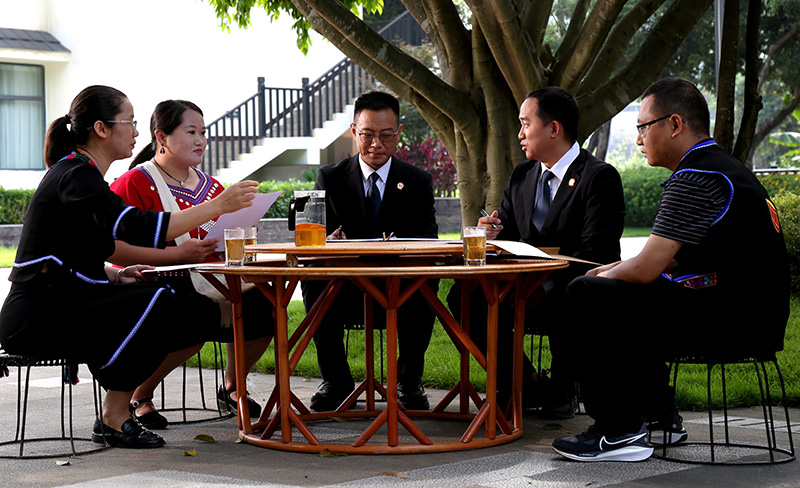 雙江拉祜族佤族布朗族傣族自治縣人民法院勐庫人民法庭運用“四杯茶”調解法解決民族群眾煩心事。雙江法院供圖。