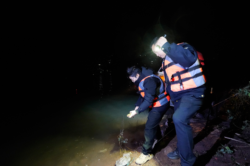 20260204綏江縣庫區綜合執法大隊隊員夜間檢查違規垂釣