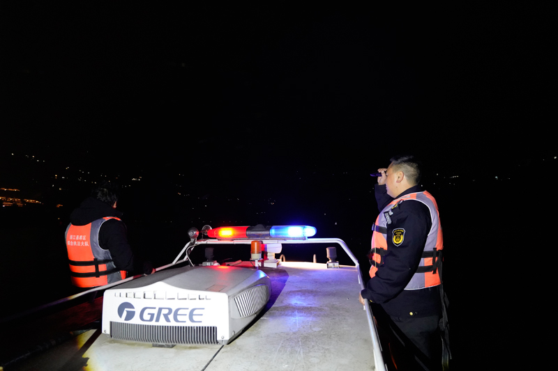 20260204綏江縣庫區綜合執法大隊隊員開展夜間巡邏