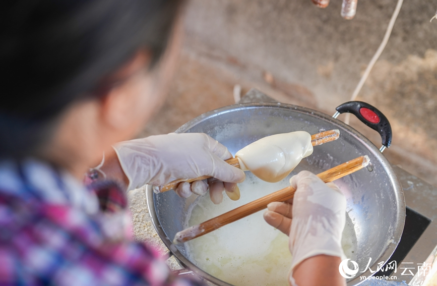 田翠花正在制作乳扇。人民网记者 虎遵会摄