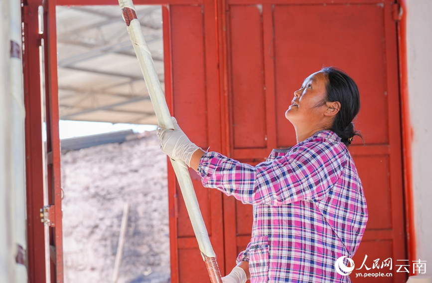 田翠花正在晾晒乳扇。人民网记者 虎遵会摄