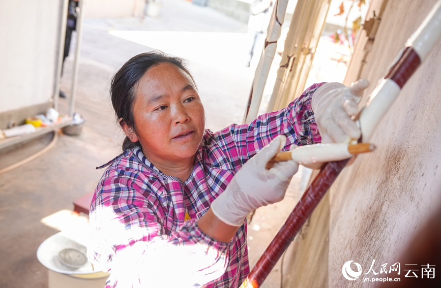田翠花正在晾晒乳扇。人民网记者 虎遵会摄
