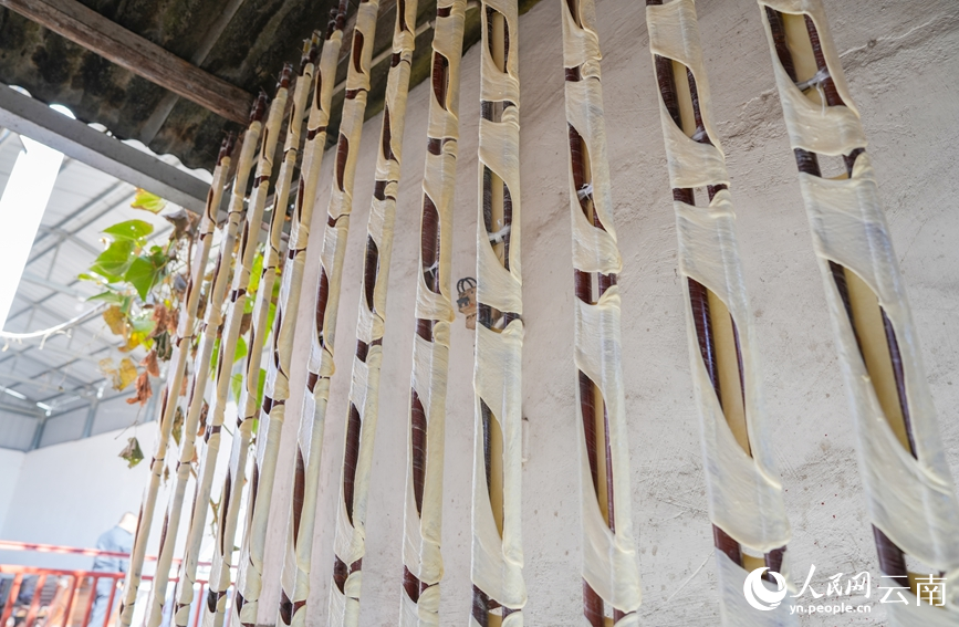 田翠花家小院中晾晒的乳扇。人民网记者 虎遵会摄