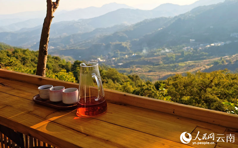 【1】在昔歸咖啡庄園，游客可以同時品嘗到茶和咖啡。人民網-尹馨攝