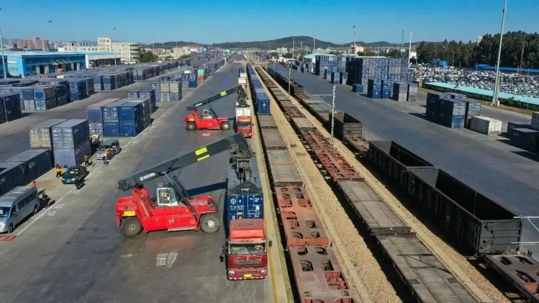 中老铁路“澜湄快线”国际货物列车正在装车。徐章位 摄