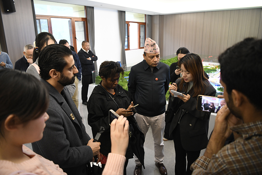 亞太媒體記者團在天保口岸參訪。