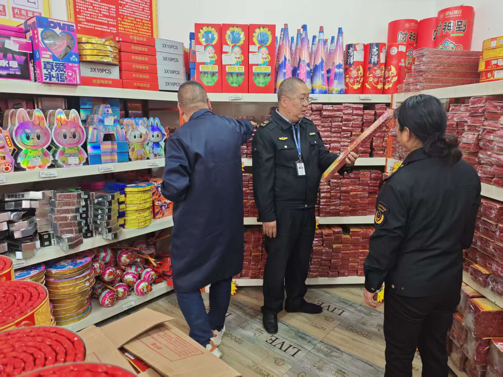 市场监督管理工作人员检查烟花爆竹。