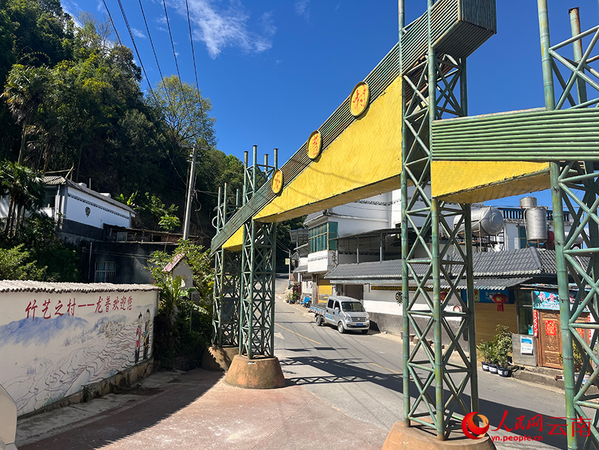 【1】龍普村隨處可見竹編元素。人民網-尹馨攝