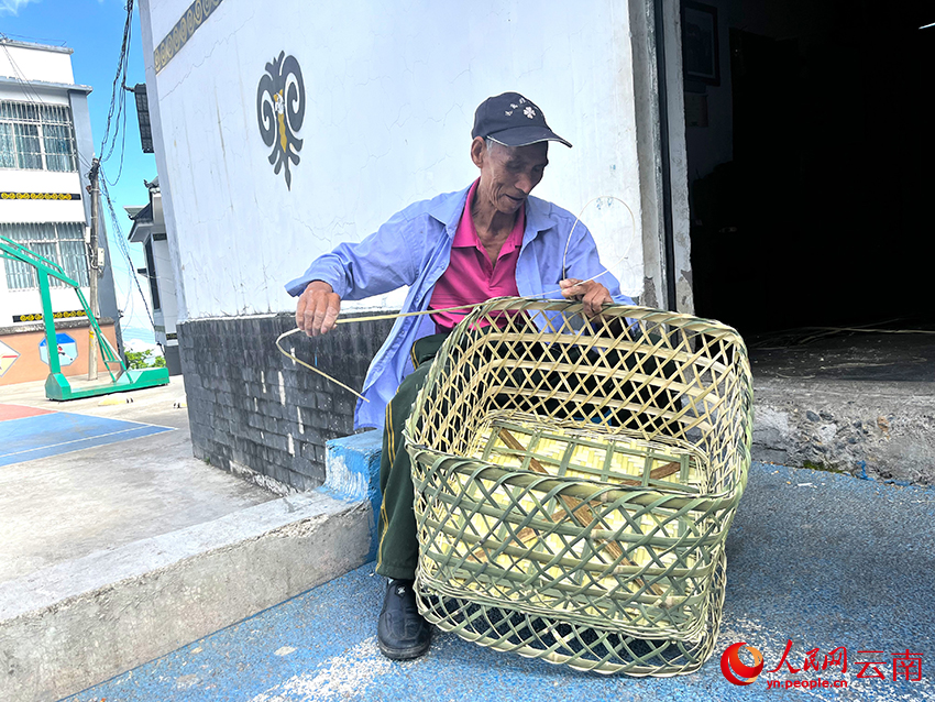 【2】楊有鬆正在編制竹篾桌。人民網-尹馨攝