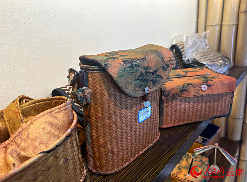 【3】合作社創新開發了首飾盒、手提包等竹編產品。人民網-尹馨攝