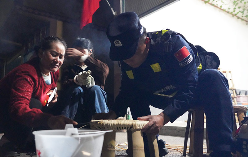 村內民輔警巡村日常與村民話家常-李雪麗攝