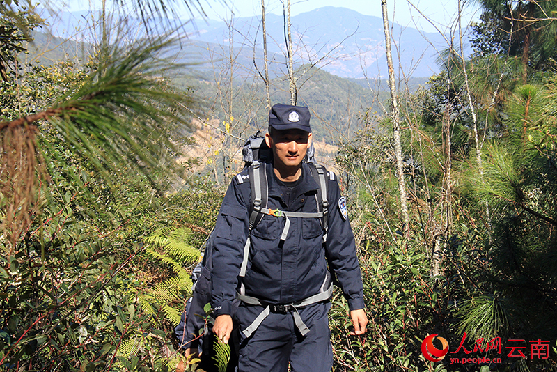 民警們正在巡山。人民網記者-程浩攝